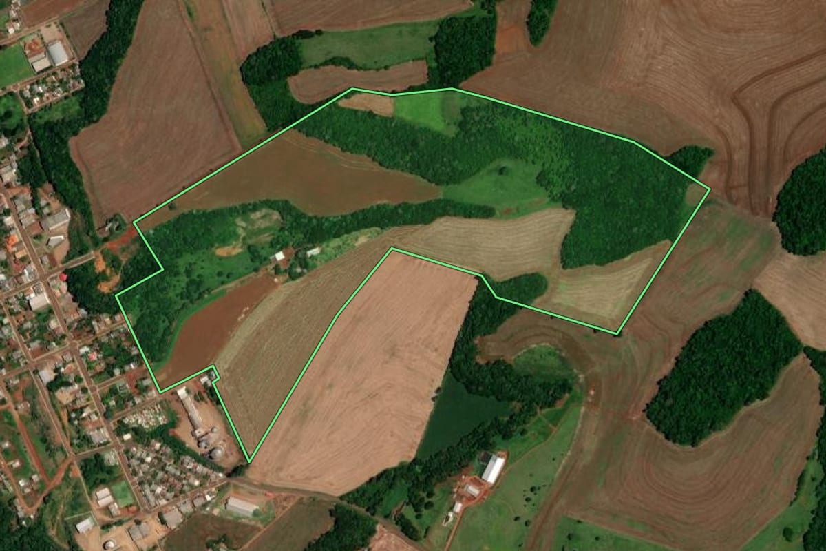 Imagem de satélite do imóvel rural em Boa Esperança do Iguaçu (PR), com o contorno declarado no CAR desenhado por cima.