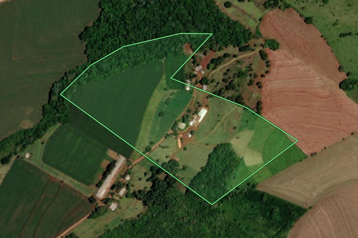 Imagem de satélite do imóvel rural em Boa Esperança do Iguaçu (PR), com o contorno declarado no CAR desenhado por cima.