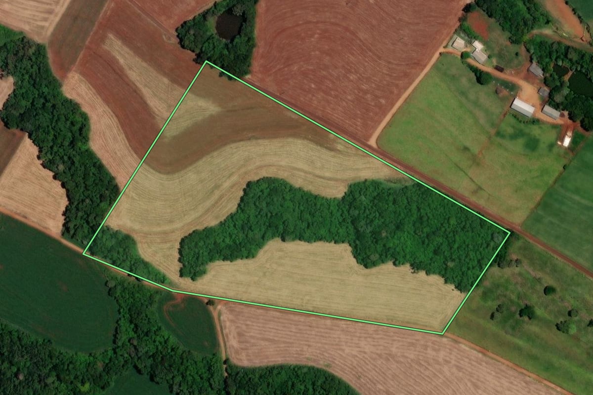 Imagem de satélite do imóvel rural em Boa Esperança do Iguaçu (PR), com o contorno declarado no CAR desenhado por cima.