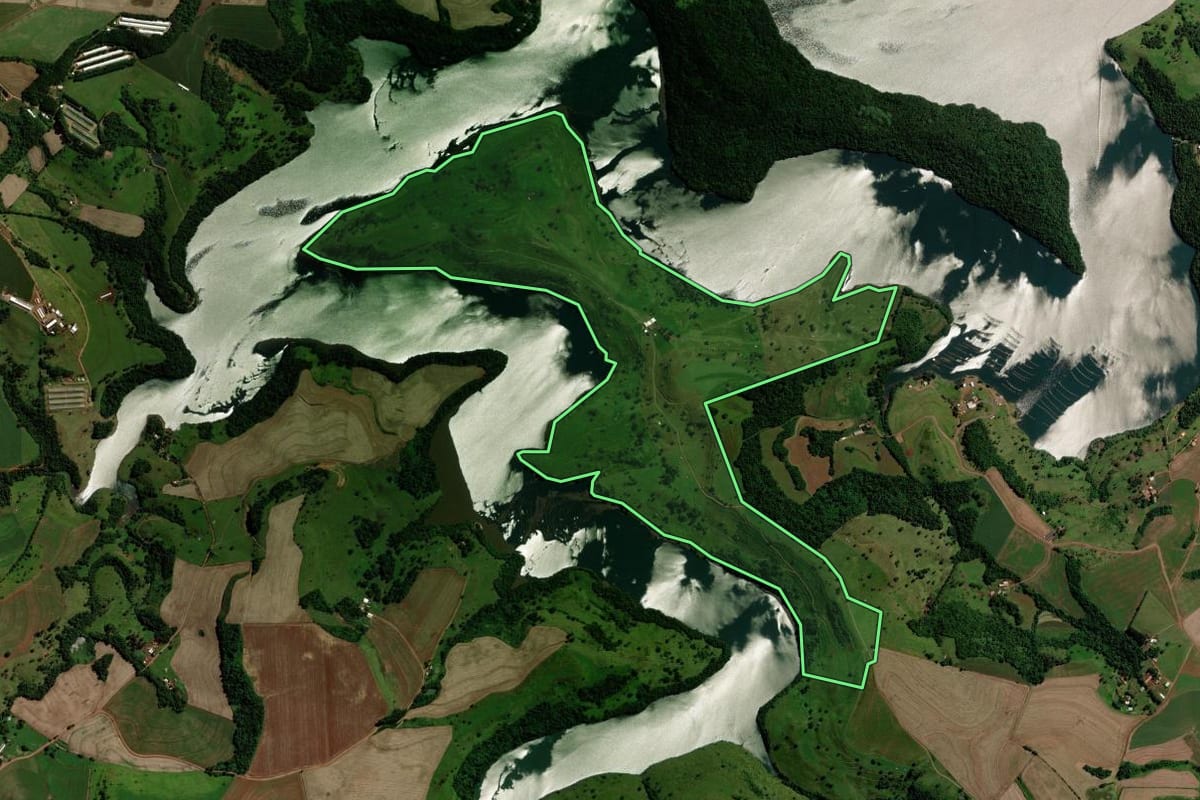 Imagem de satélite do imóvel rural em Boa Esperança do Iguaçu (PR), com o contorno declarado no CAR desenhado por cima.