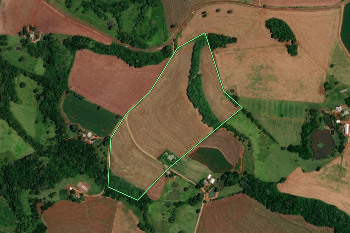 Imagem de satélite do imóvel rural em Boa Esperança do Iguaçu (PR), com o contorno declarado no CAR desenhado por cima.