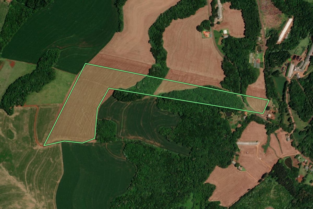 Imagem de satélite do imóvel rural em Boa Esperança do Iguaçu (PR), com o contorno declarado no CAR desenhado por cima.