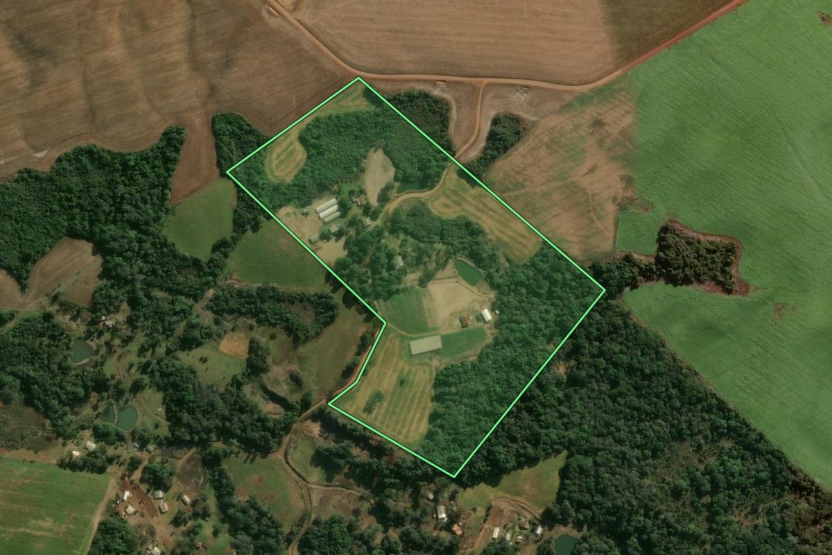 Imagem de satélite do imóvel rural em Boa Ventura de São Roque (PR), com o contorno declarado no CAR desenhado por cima.