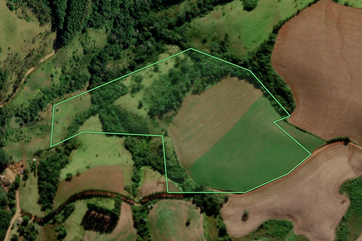 Imagem de satélite do imóvel rural em Boa Ventura de São Roque (PR), com o contorno declarado no CAR desenhado por cima.