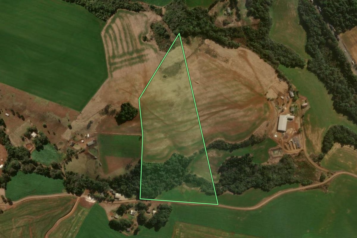 Imagem de satélite do imóvel rural em Boa Ventura de São Roque (PR), com o contorno declarado no CAR desenhado por cima.