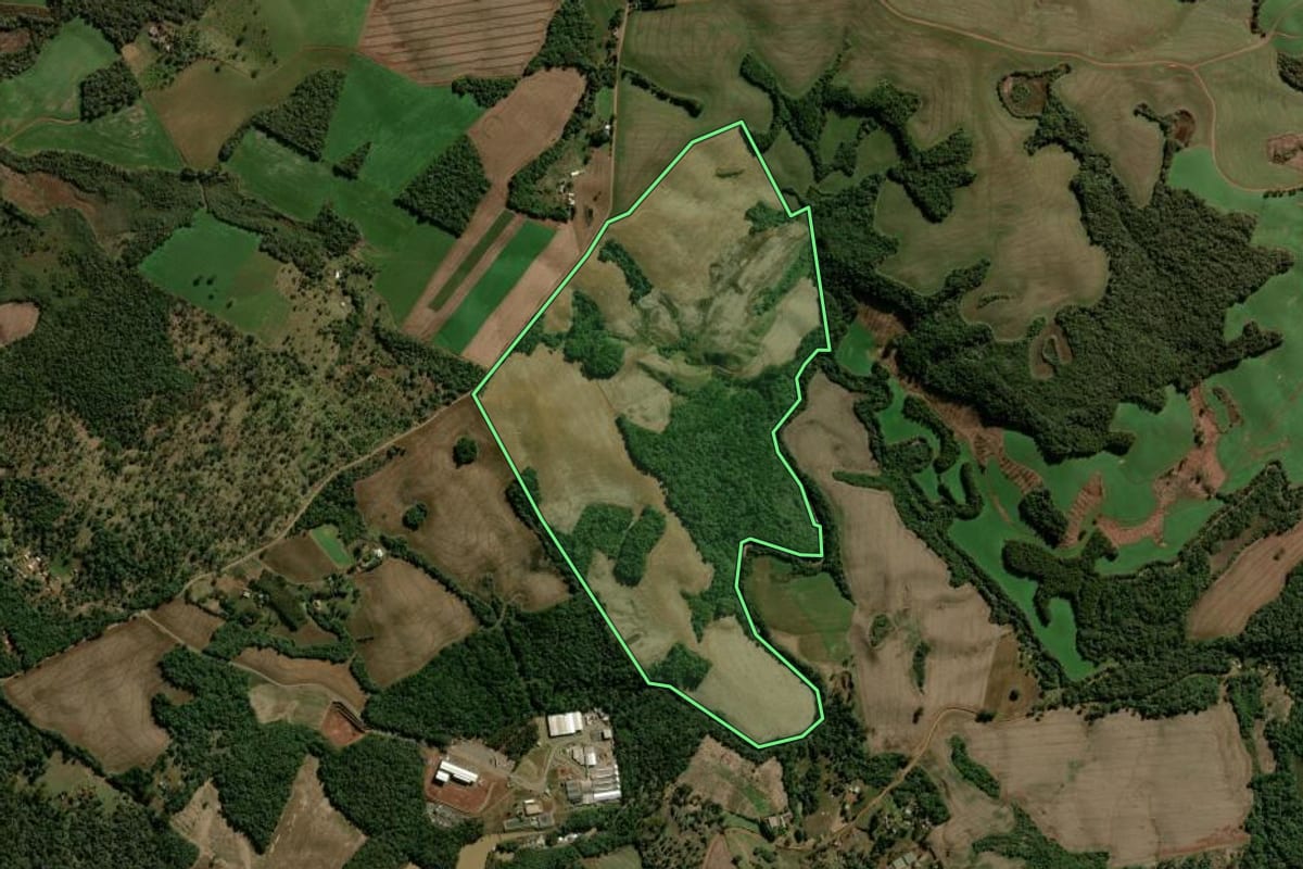 Imagem de satélite do imóvel rural em Boa Ventura de São Roque (PR), com o contorno declarado no CAR desenhado por cima.