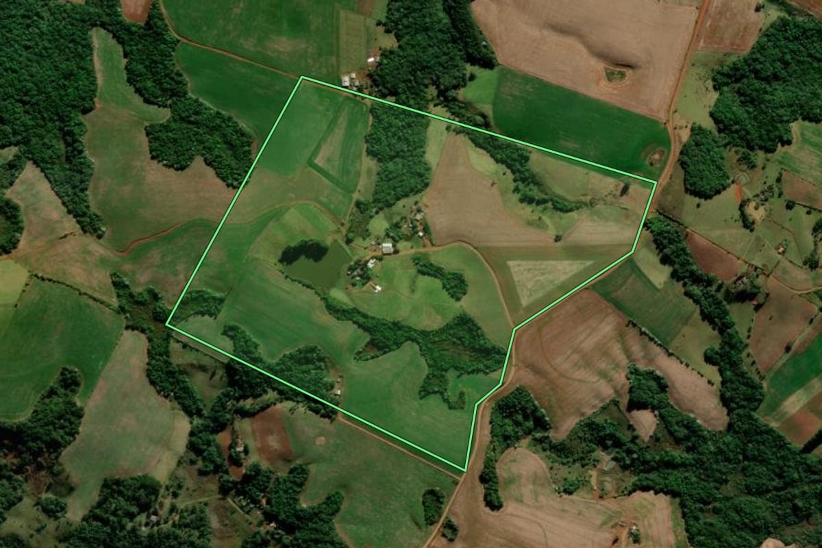 Imagem de satélite do imóvel rural em Boa Ventura de São Roque (PR), com o contorno declarado no CAR desenhado por cima.