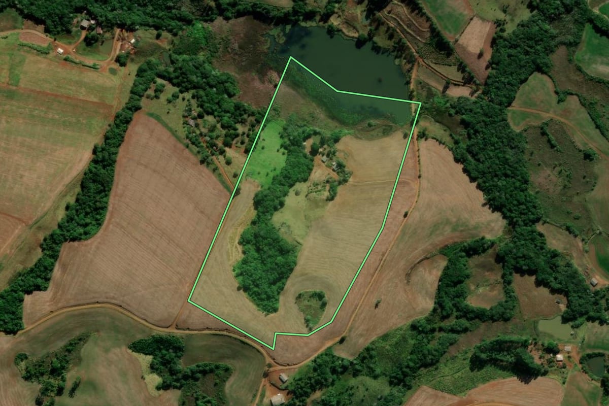 Imagem de satélite do imóvel rural em Boa Ventura de São Roque (PR), com o contorno declarado no CAR desenhado por cima.