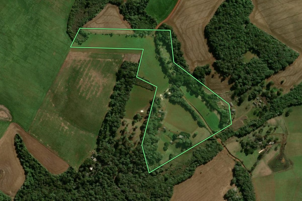 Imagem de satélite do imóvel rural em Boa Ventura de São Roque (PR), com o contorno declarado no CAR desenhado por cima.
