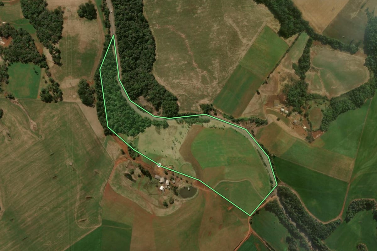 Imagem de satélite do imóvel rural em Boa Ventura de São Roque (PR), com o contorno declarado no CAR desenhado por cima.