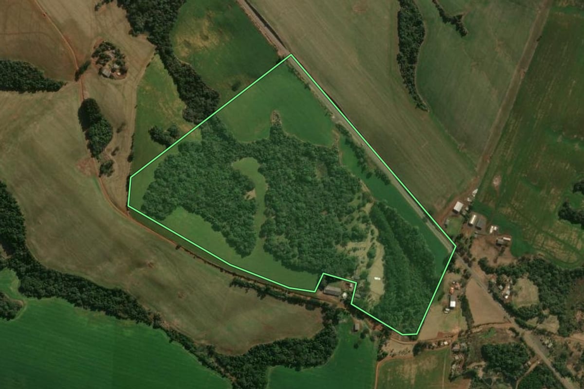 Imagem de satélite do imóvel rural em Boa Ventura de São Roque (PR), com o contorno declarado no CAR desenhado por cima.