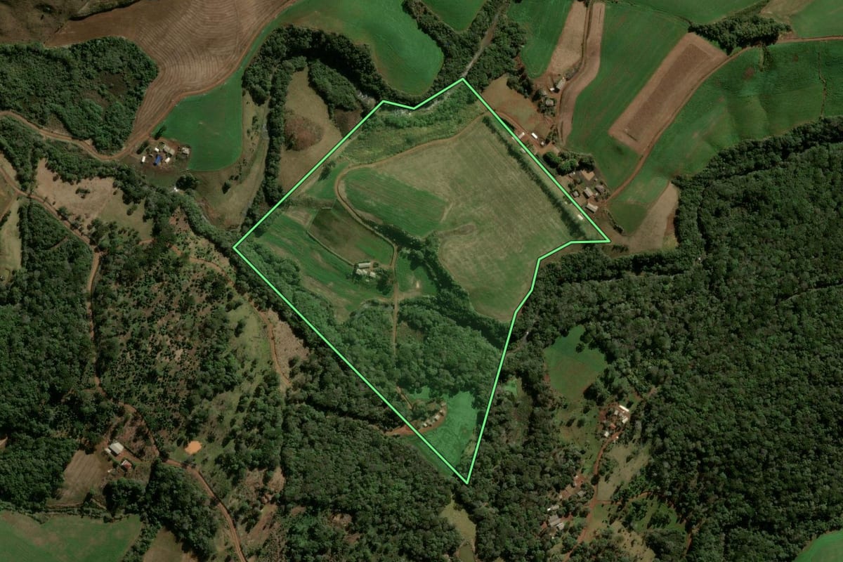 Imagem de satélite do imóvel rural em Boa Ventura de São Roque (PR), com o contorno declarado no CAR desenhado por cima.