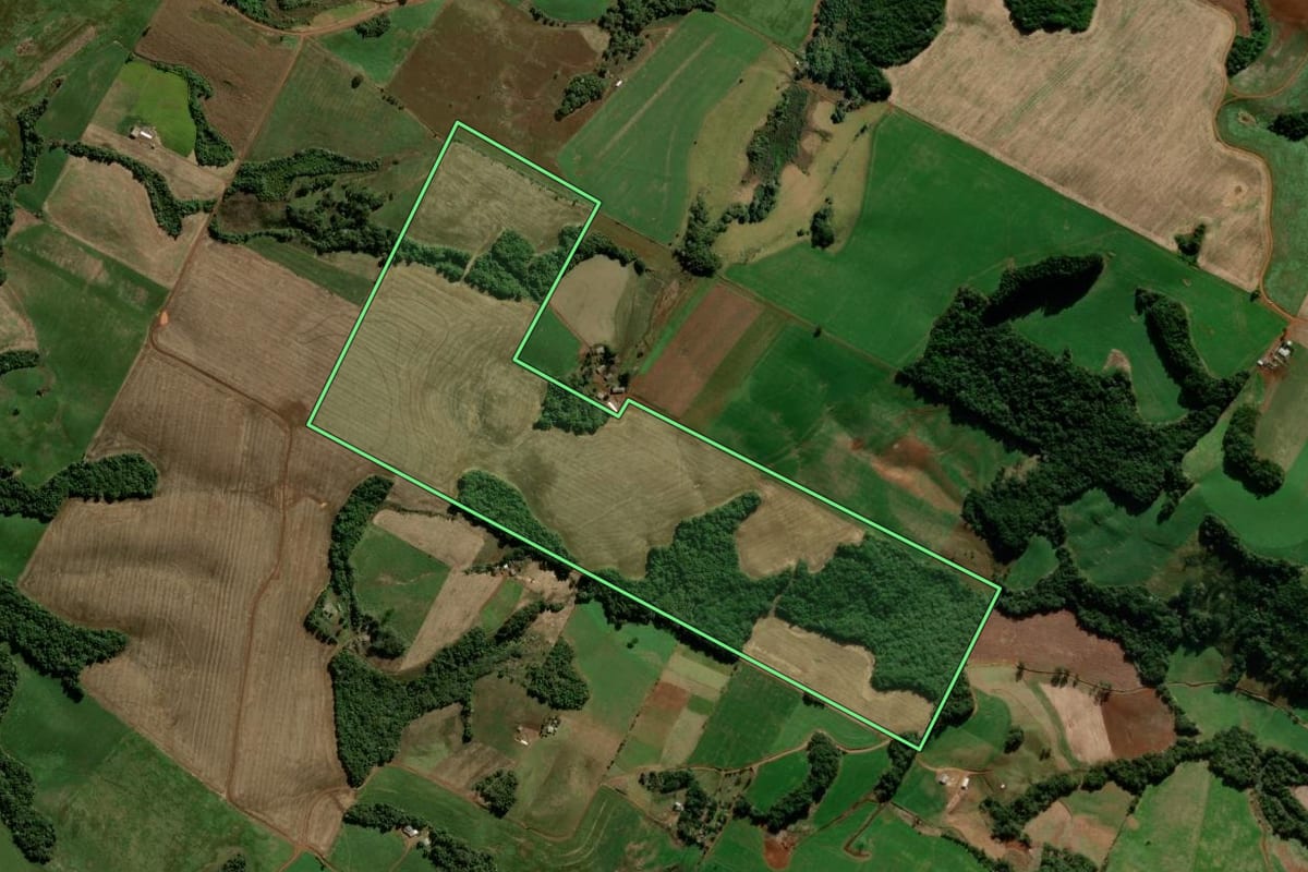 Imagem de satélite do imóvel rural em Boa Ventura de São Roque (PR), com o contorno declarado no CAR desenhado por cima.