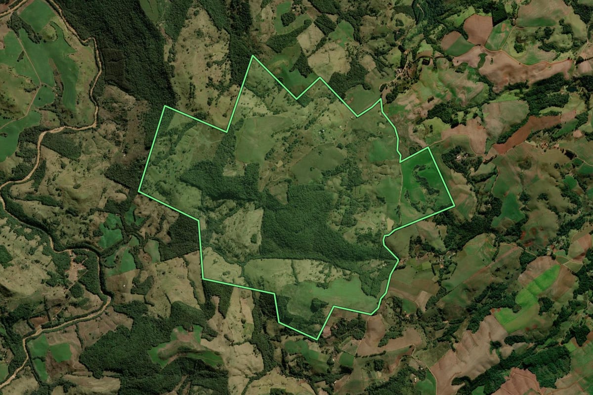 Imagem de satélite do imóvel rural em Boa Ventura de São Roque (PR), com o contorno declarado no CAR desenhado por cima.