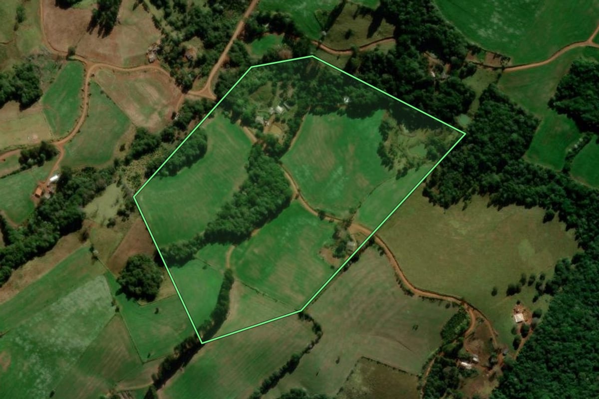 Imagem de satélite do imóvel rural em Boa Ventura de São Roque (PR), com o contorno declarado no CAR desenhado por cima.