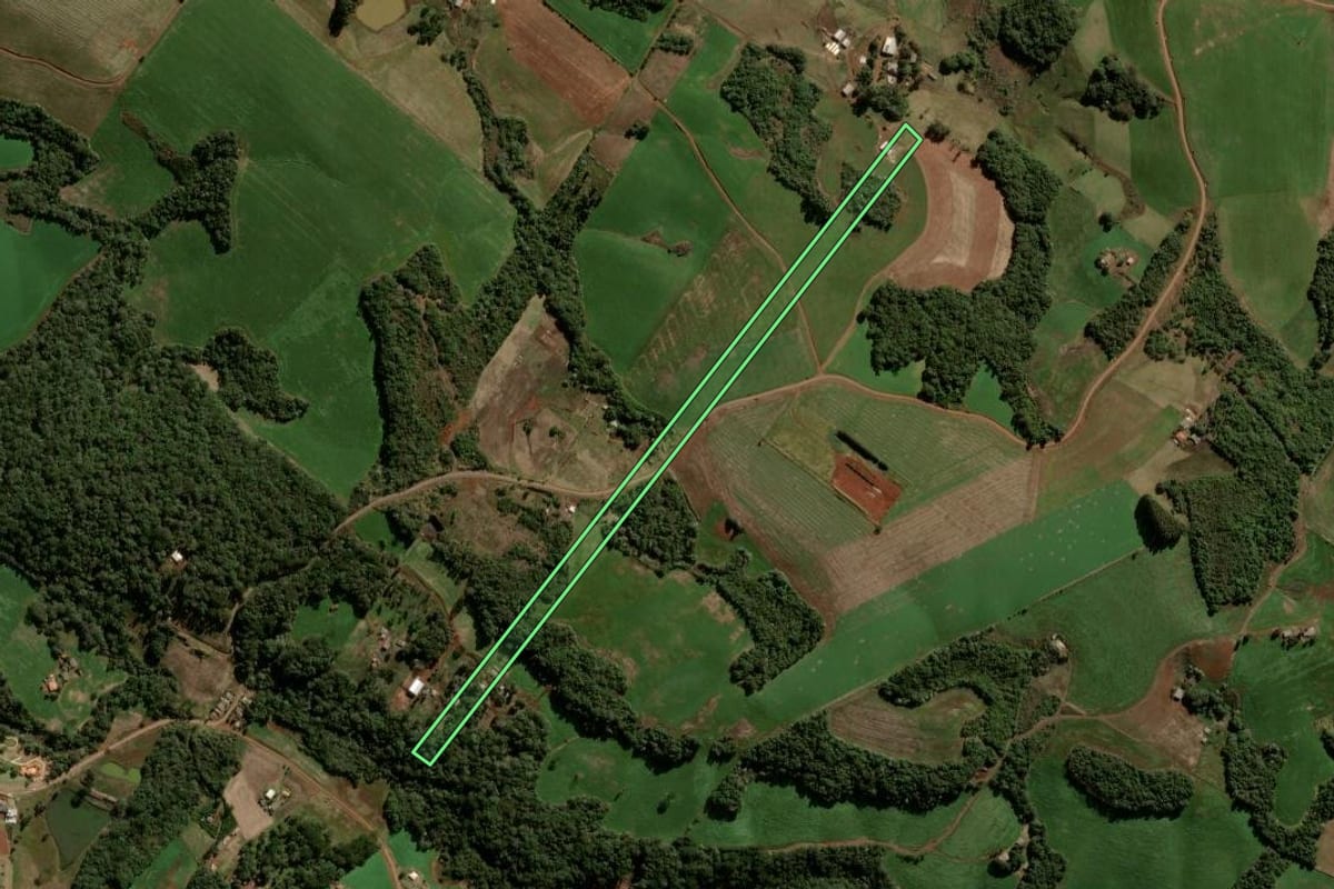 Imagem de satélite do imóvel rural em Boa Ventura de São Roque (PR), com o contorno declarado no CAR desenhado por cima.