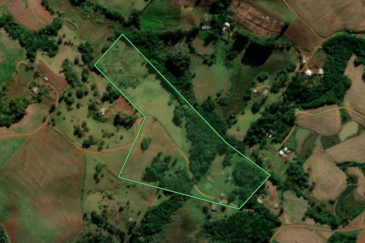 Imagem de satélite do imóvel rural em Boa Ventura de São Roque (PR), com o contorno declarado no CAR desenhado por cima.
