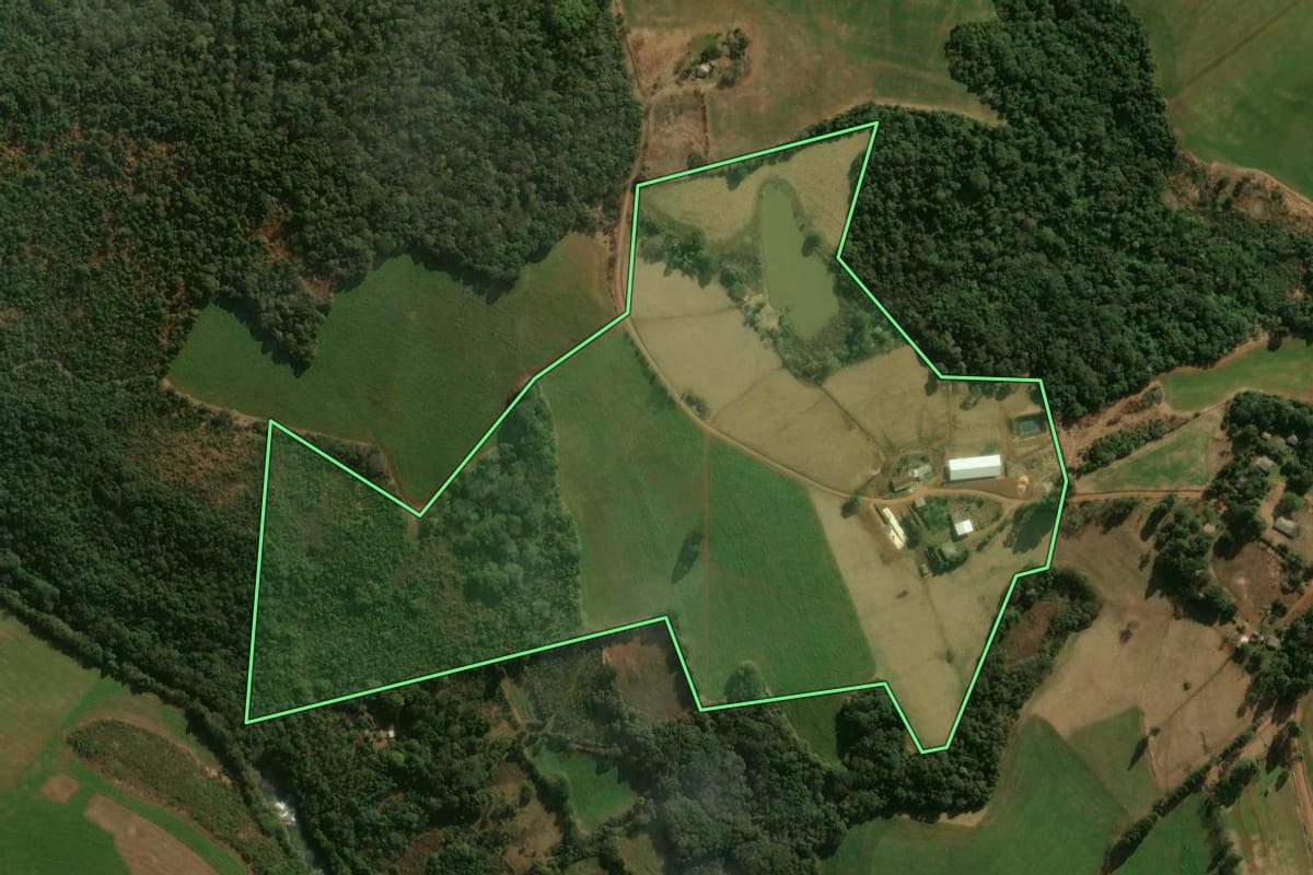 Imagem de satélite do imóvel rural em Boa Ventura de São Roque (PR), com o contorno declarado no CAR desenhado por cima.