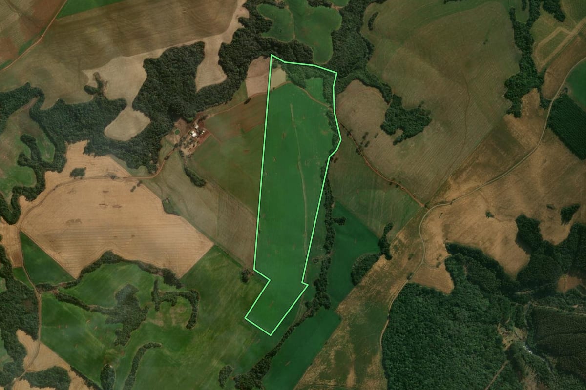 Imagem de satélite do imóvel rural em Boa Ventura de São Roque (PR), com o contorno declarado no CAR desenhado por cima.
