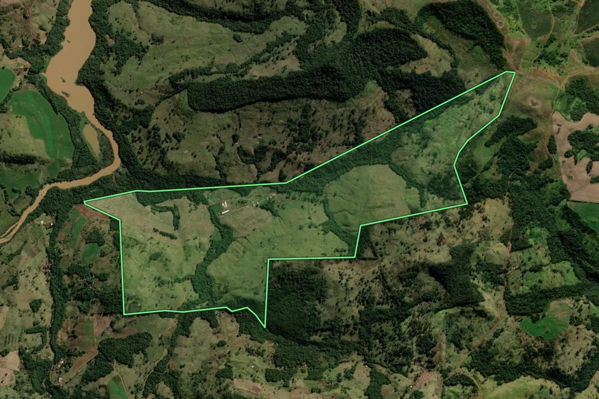 Imagem de satélite do imóvel rural em Boa Ventura de São Roque (PR), com o contorno declarado no CAR desenhado por cima.