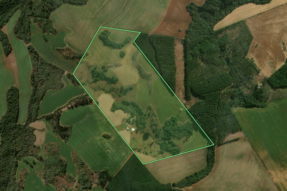 Imagem de satélite do imóvel rural em Boa Ventura de São Roque (PR), com o contorno declarado no CAR desenhado por cima.