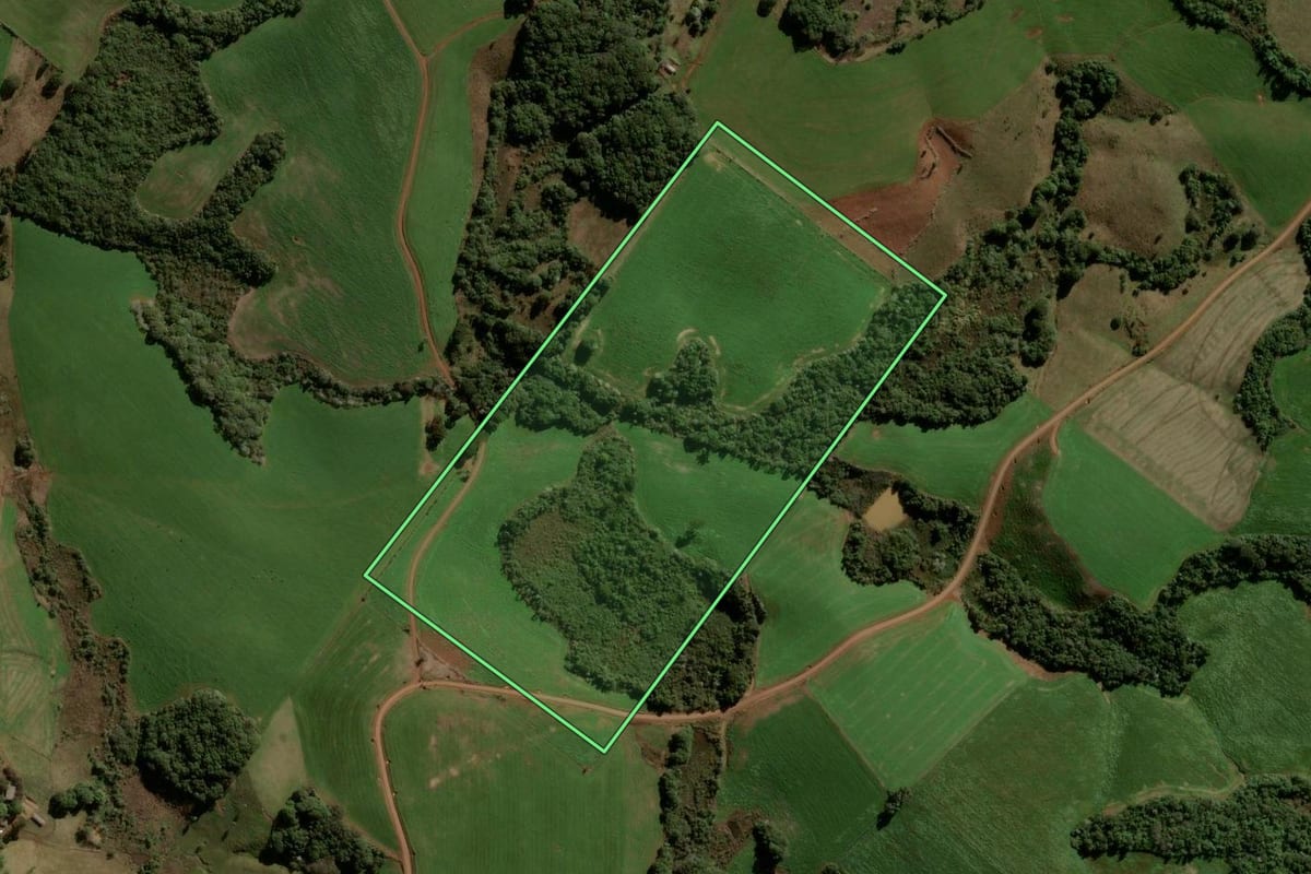 Imagem de satélite do imóvel rural em Boa Ventura de São Roque (PR), com o contorno declarado no CAR desenhado por cima.