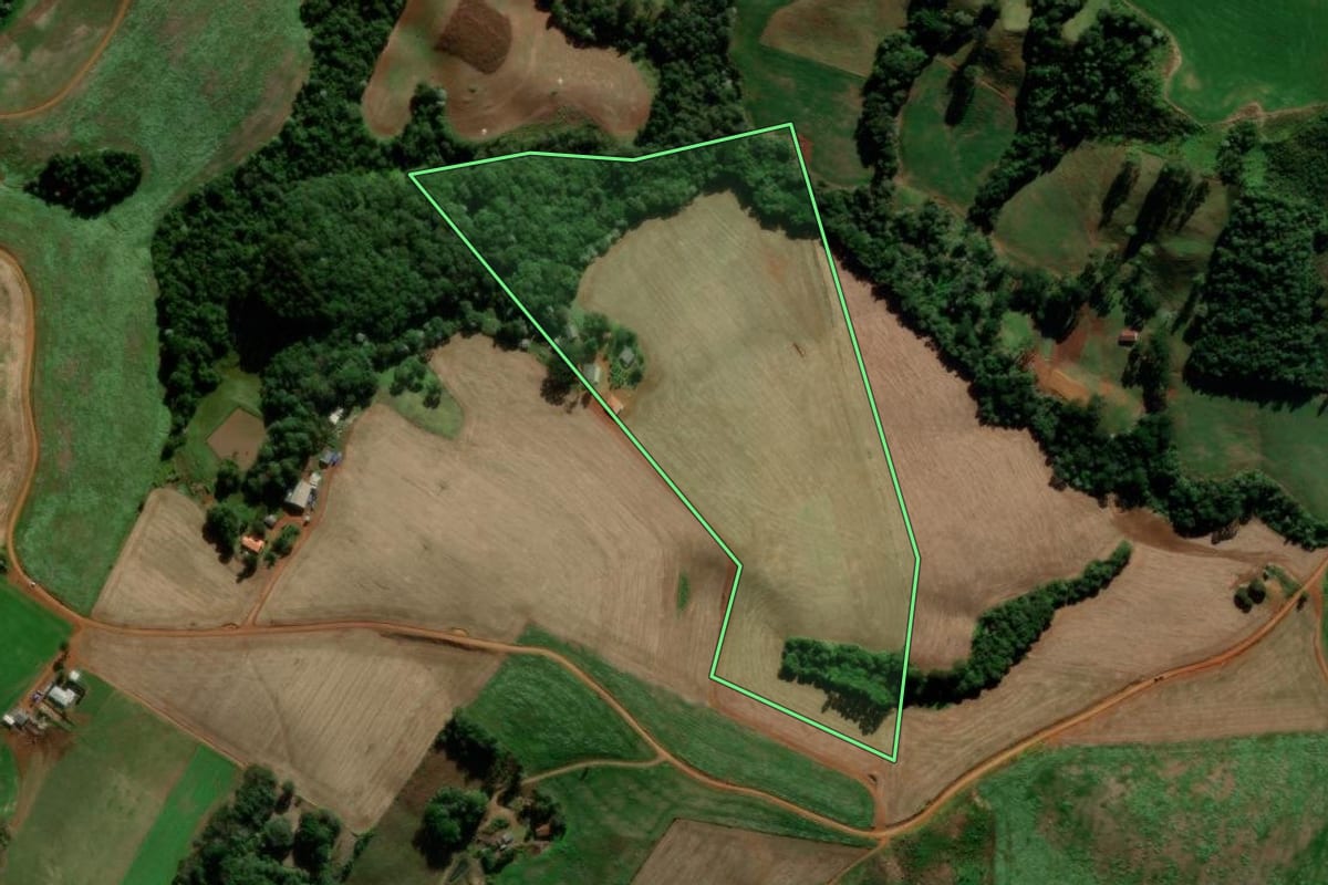 Imagem de satélite do imóvel rural em Boa Ventura de São Roque (PR), com o contorno declarado no CAR desenhado por cima.