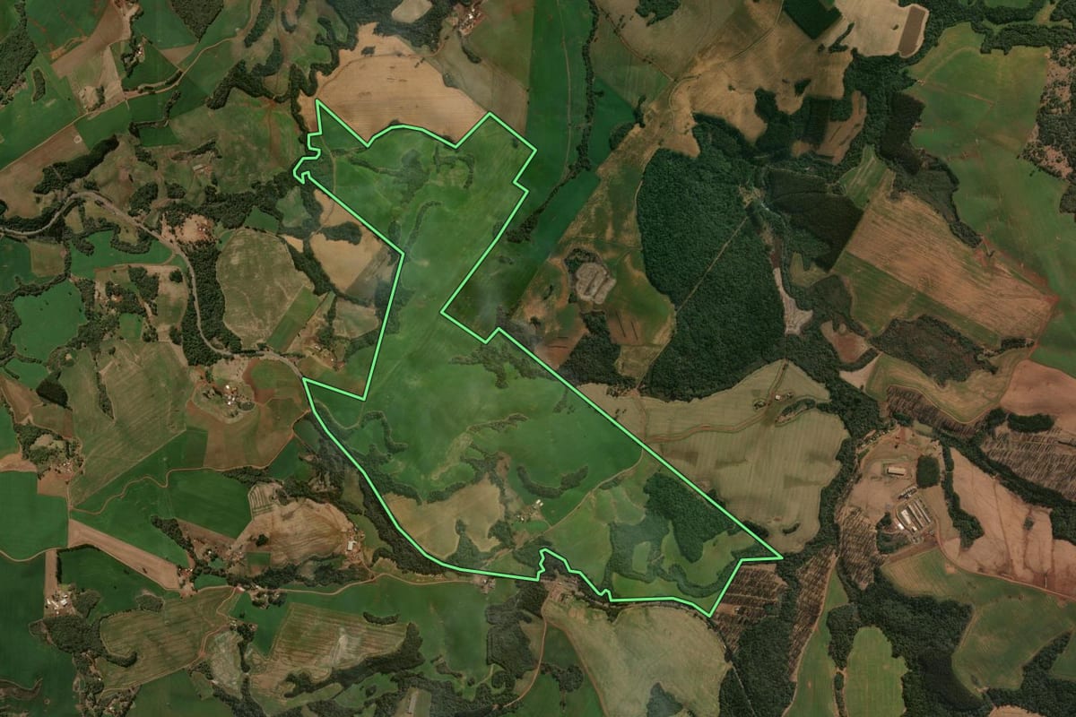 Imagem de satélite do imóvel rural em Boa Ventura de São Roque (PR), com o contorno declarado no CAR desenhado por cima.