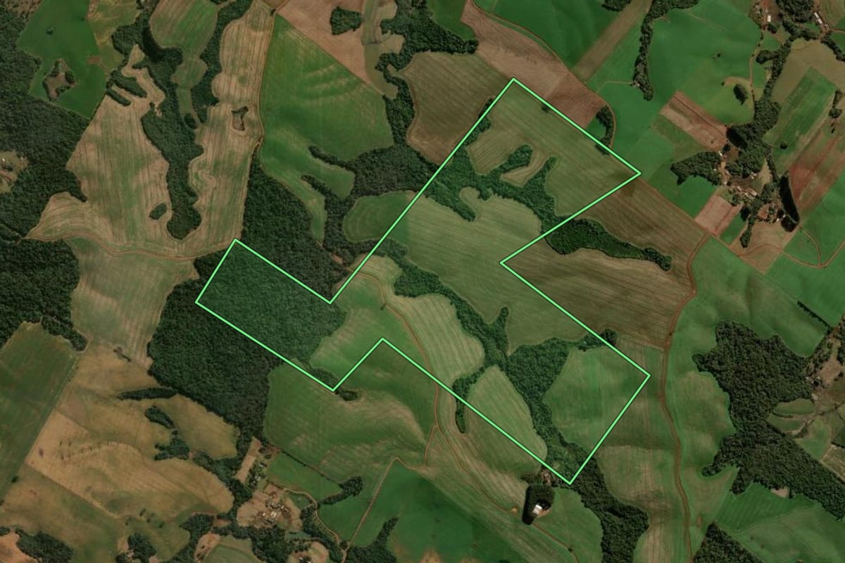 Imagem de satélite do imóvel rural em Boa Ventura de São Roque (PR), com o contorno declarado no CAR desenhado por cima.
