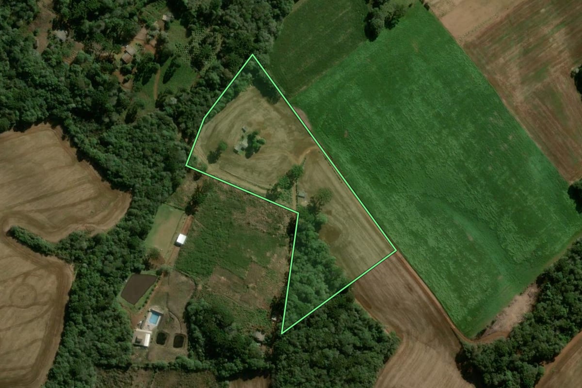 Imagem de satélite do imóvel rural em Boa Ventura de São Roque (PR), com o contorno declarado no CAR desenhado por cima.