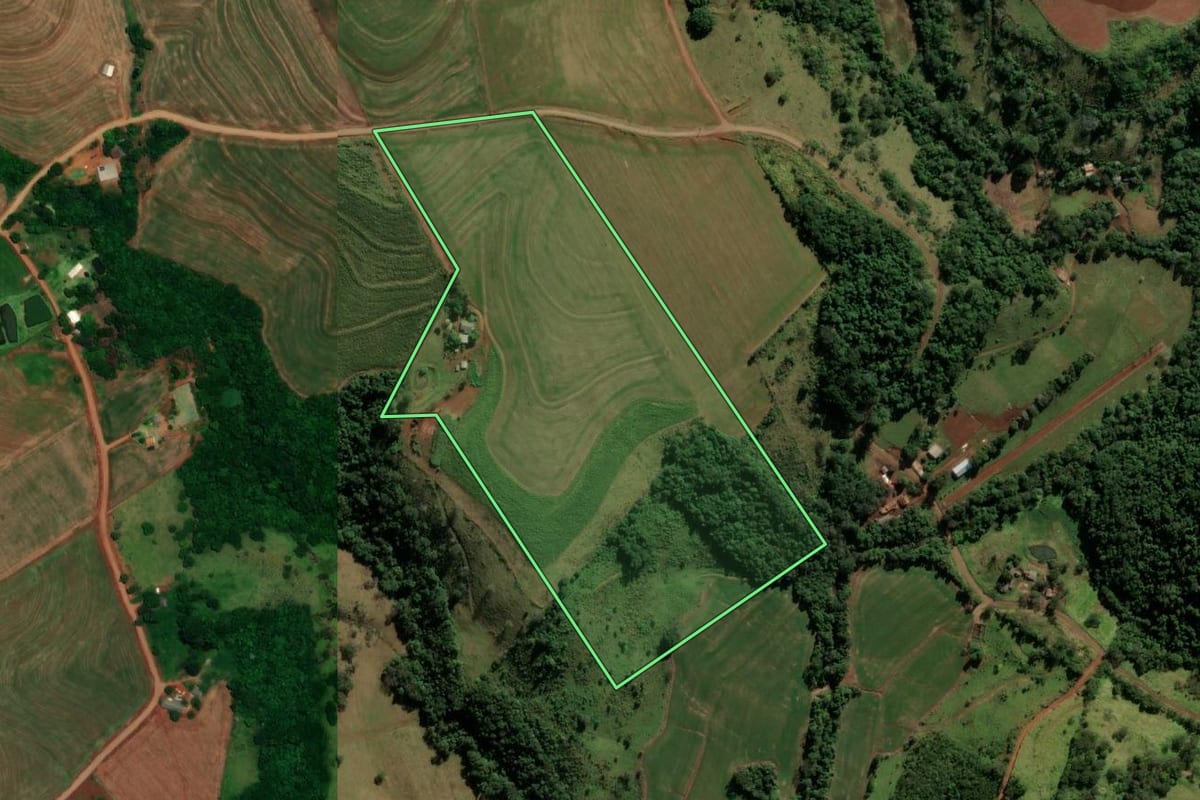 Imagem de satélite do imóvel rural em Boa Vista da Aparecida (PR), com o contorno declarado no CAR desenhado por cima.