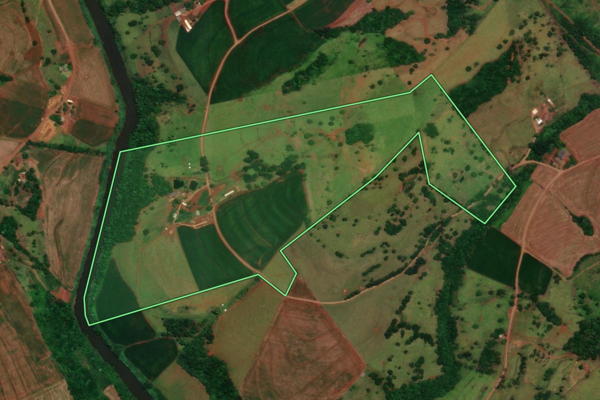 Imagem de satélite do imóvel rural em Boa Vista da Aparecida (PR), com o contorno declarado no CAR desenhado por cima.
