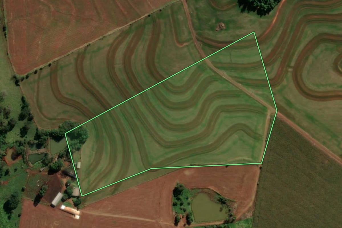 Imagem de satélite do imóvel rural em Boa Vista da Aparecida (PR), com o contorno declarado no CAR desenhado por cima.