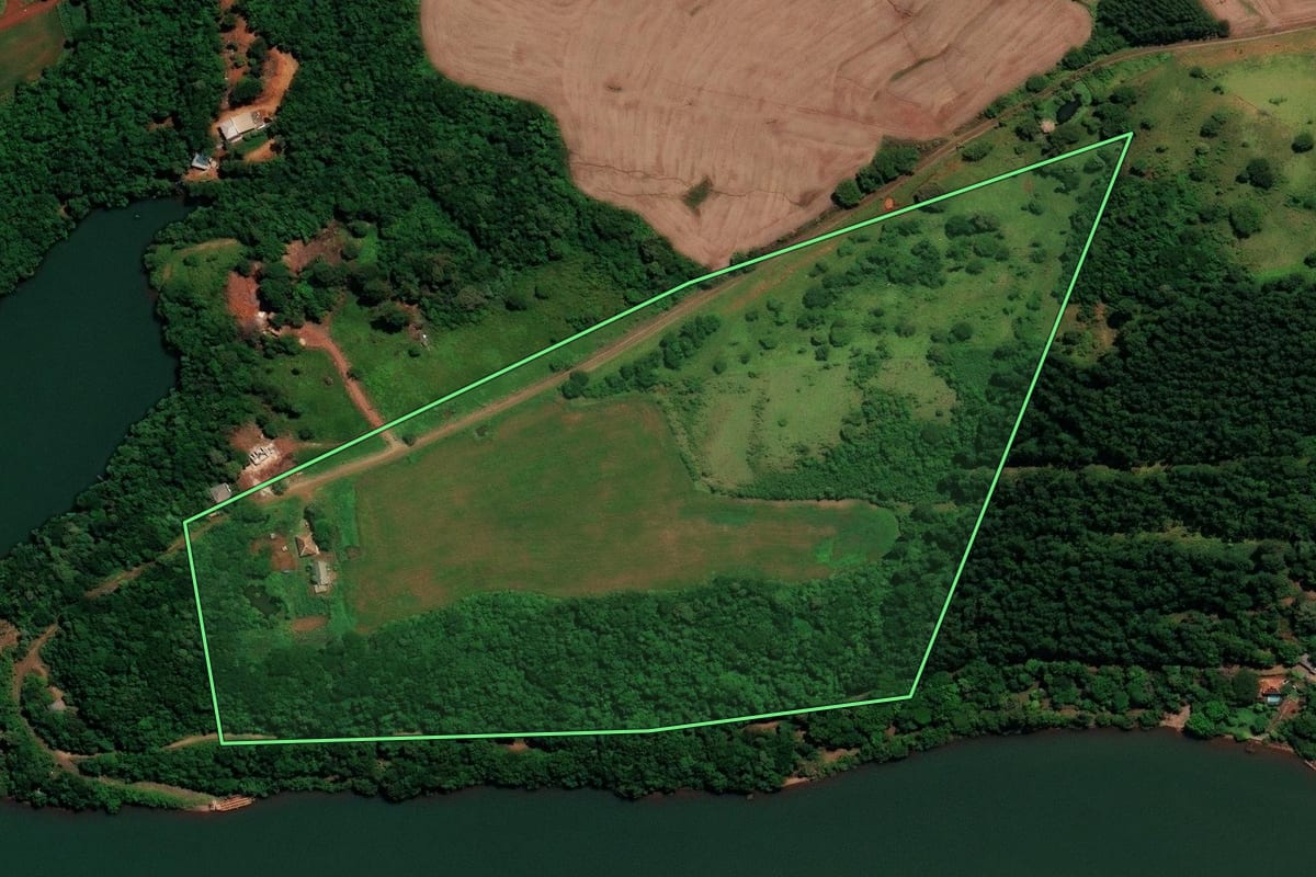 Imagem de satélite do imóvel rural em Boa Vista da Aparecida (PR), com o contorno declarado no CAR desenhado por cima.
