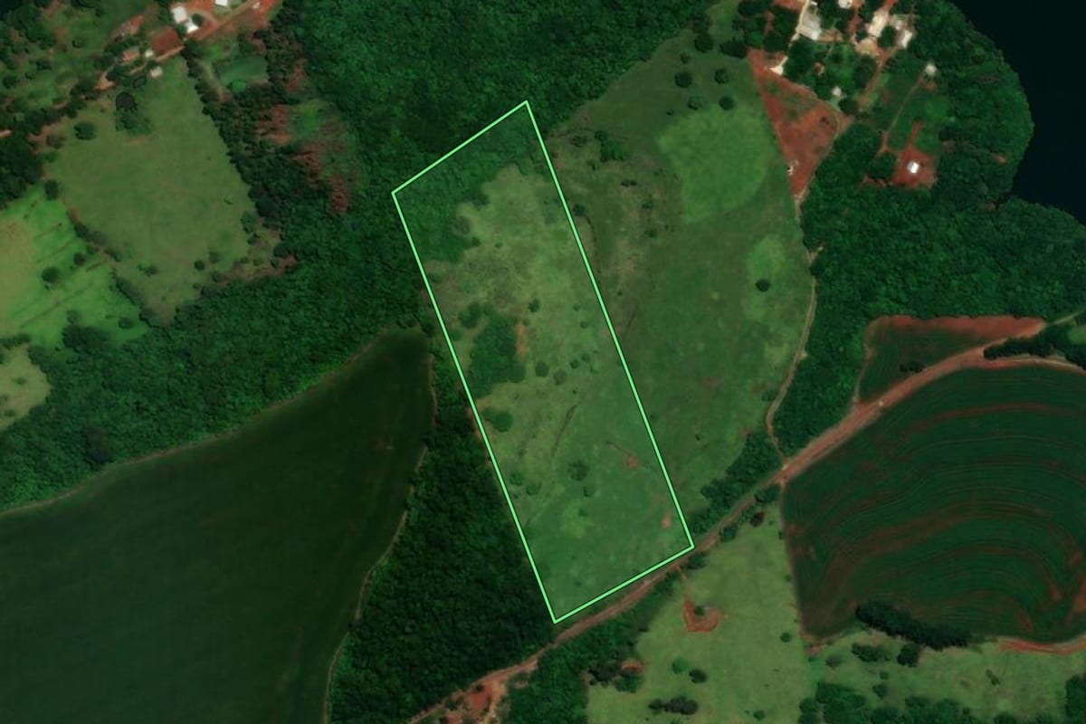 Imagem de satélite do imóvel rural em Boa Vista da Aparecida (PR), com o contorno declarado no CAR desenhado por cima.