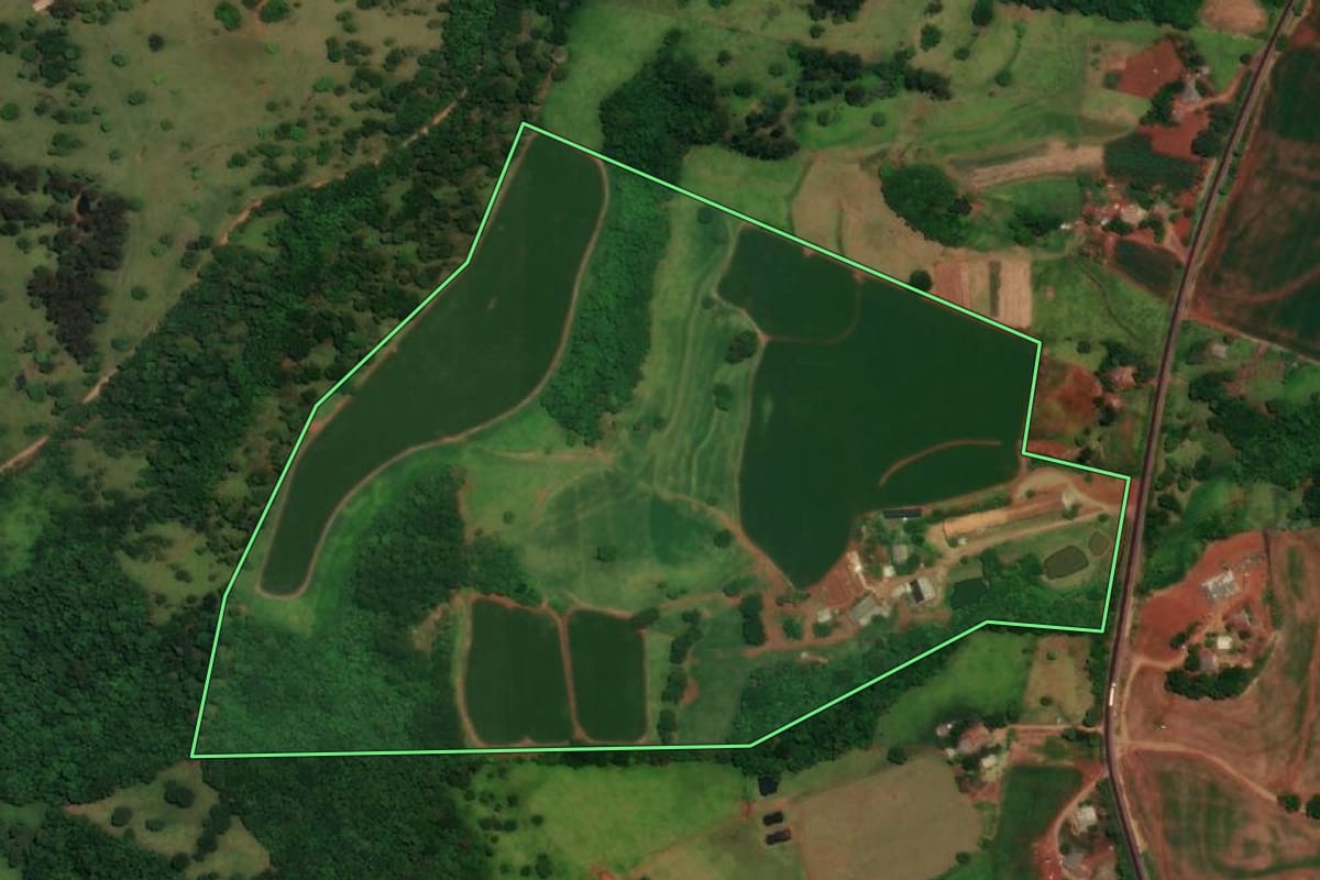 Imagem de satélite do imóvel rural em Boa Vista da Aparecida (PR), com o contorno declarado no CAR desenhado por cima.