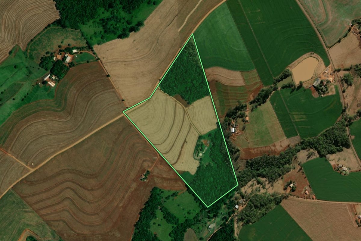 Imagem de satélite do imóvel rural em Boa Vista da Aparecida (PR), com o contorno declarado no CAR desenhado por cima.
