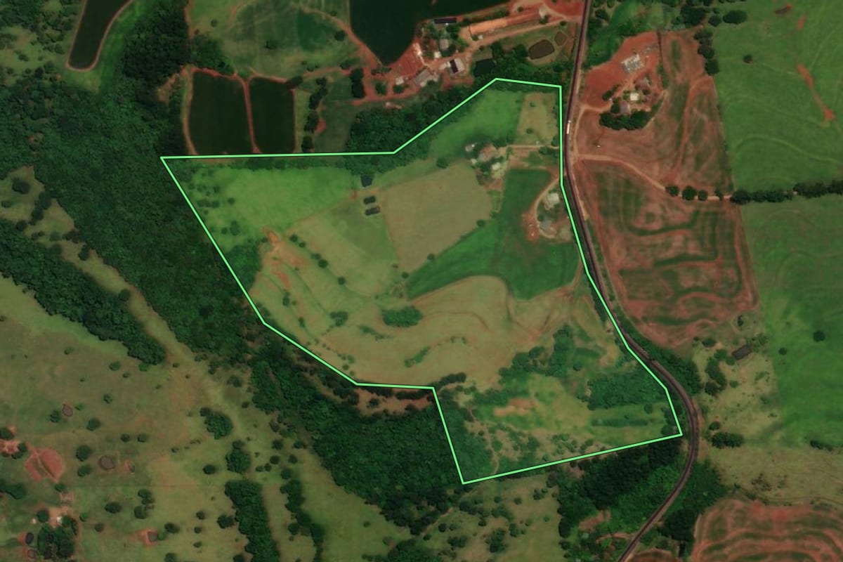 Imagem de satélite do imóvel rural em Boa Vista da Aparecida (PR), com o contorno declarado no CAR desenhado por cima.