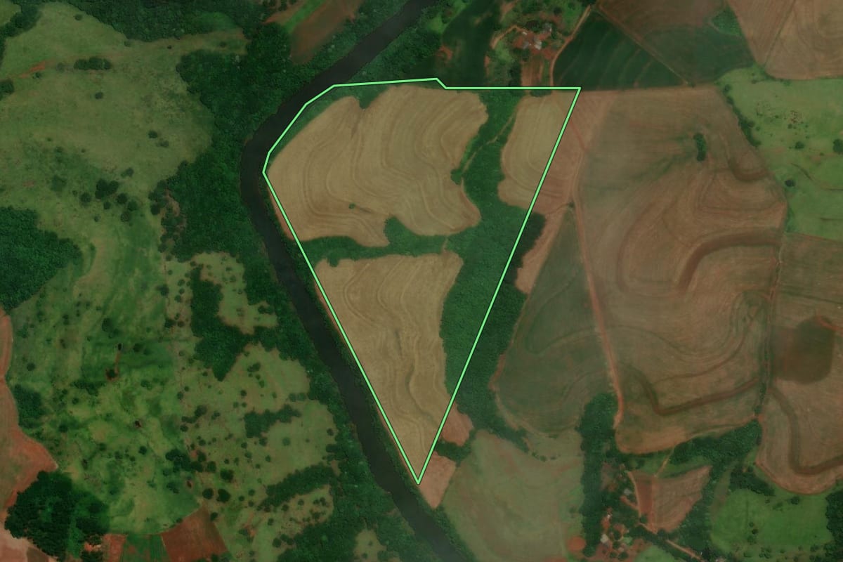 Imagem de satélite do imóvel rural em Boa Vista da Aparecida (PR), com o contorno declarado no CAR desenhado por cima.