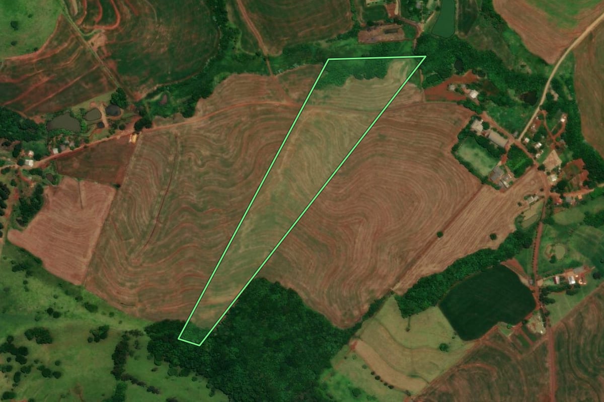 Imagem de satélite do imóvel rural em Boa Vista da Aparecida (PR), com o contorno declarado no CAR desenhado por cima.