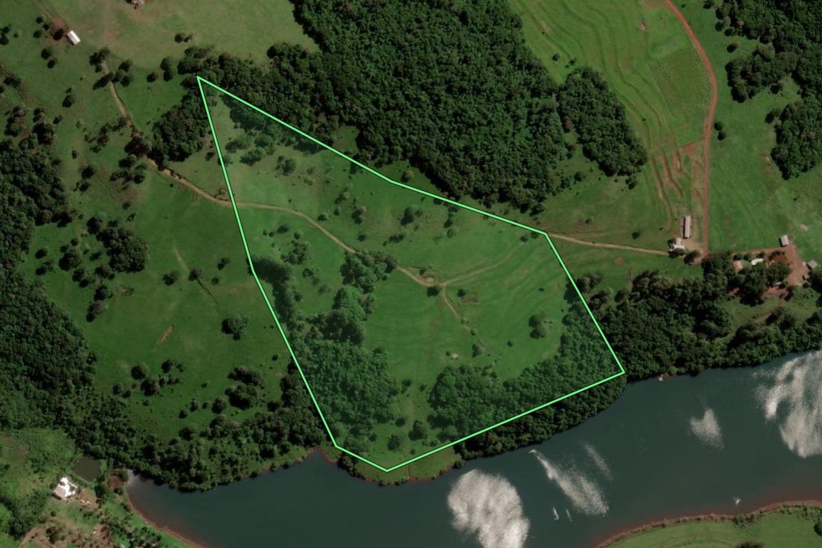 Imagem de satélite do imóvel rural em Boa Vista da Aparecida (PR), com o contorno declarado no CAR desenhado por cima.