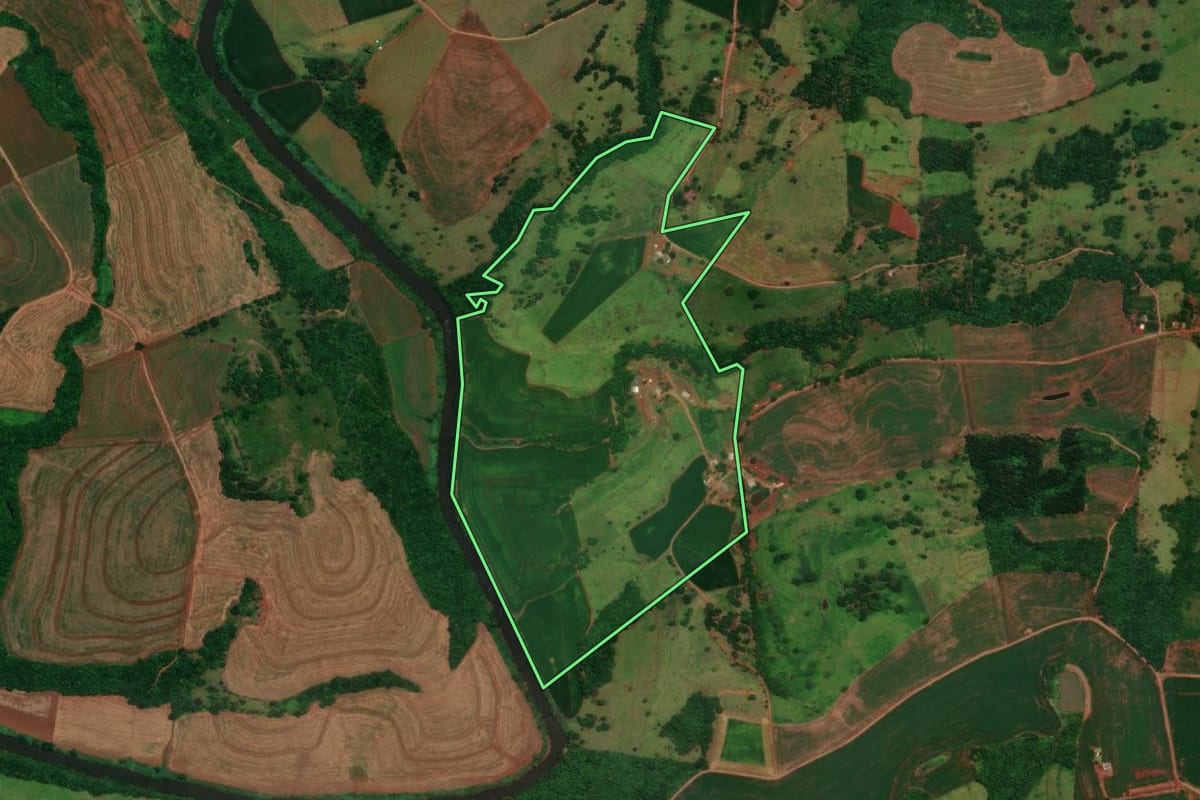 Imagem de satélite do imóvel rural em Boa Vista da Aparecida (PR), com o contorno declarado no CAR desenhado por cima.