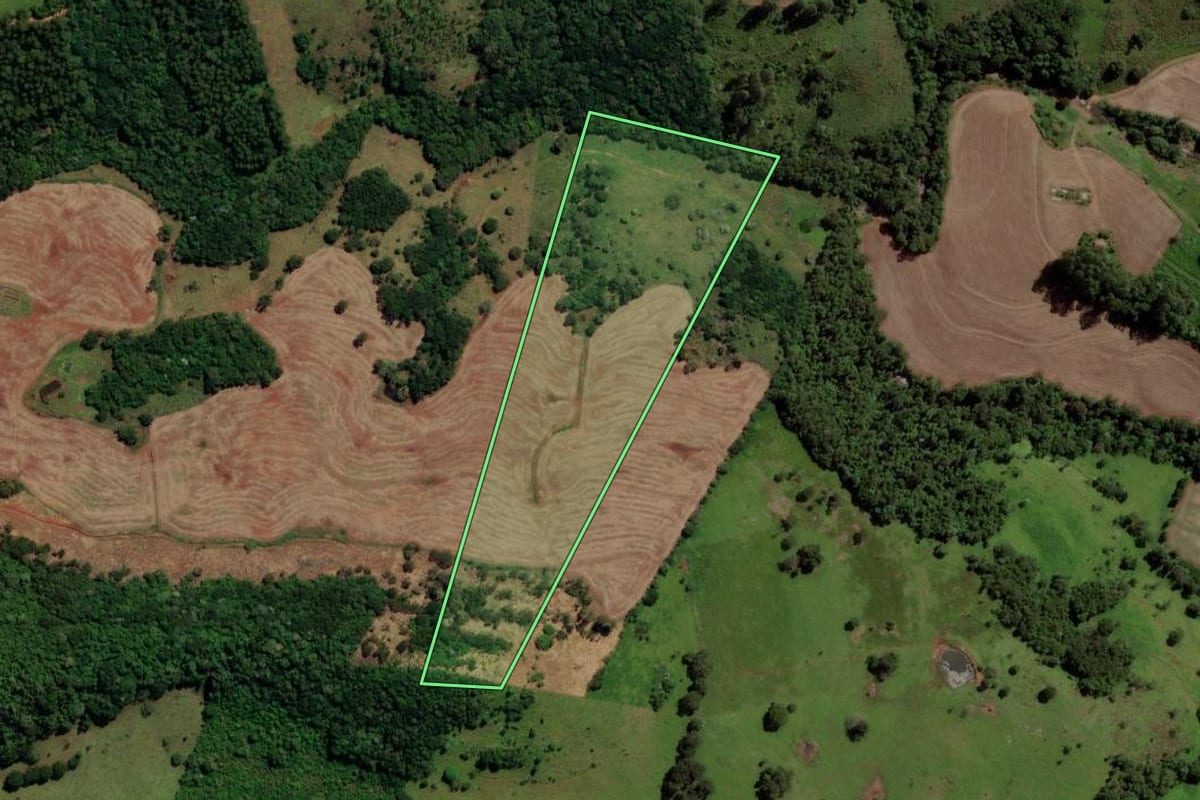 Imagem de satélite do imóvel rural em Boa Vista da Aparecida (PR), com o contorno declarado no CAR desenhado por cima.
