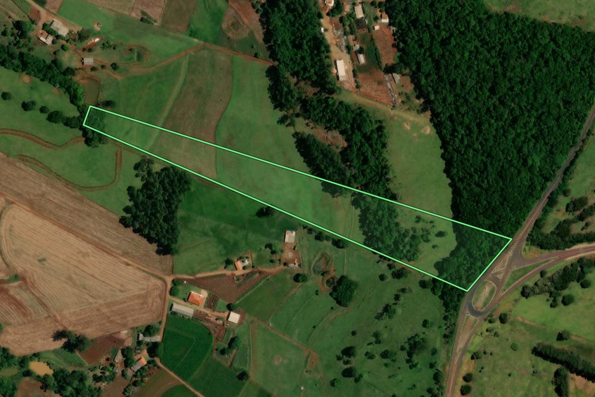 Imagem de satélite do imóvel rural em Boa Vista da Aparecida (PR), com o contorno declarado no CAR desenhado por cima.