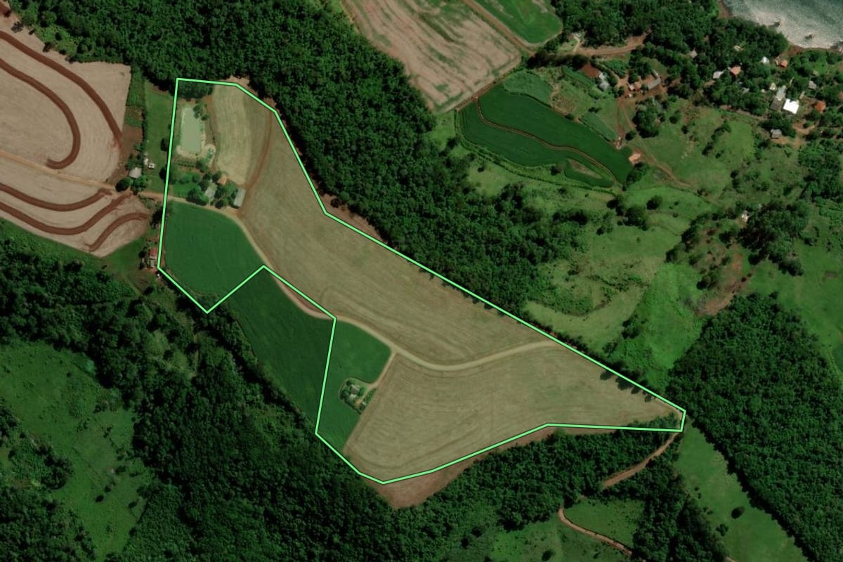 Imagem de satélite do imóvel rural em Boa Vista da Aparecida (PR), com o contorno declarado no CAR desenhado por cima.