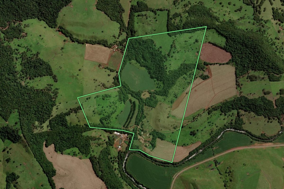 Imagem de satélite do imóvel rural em Boa Vista da Aparecida (PR), com o contorno declarado no CAR desenhado por cima.