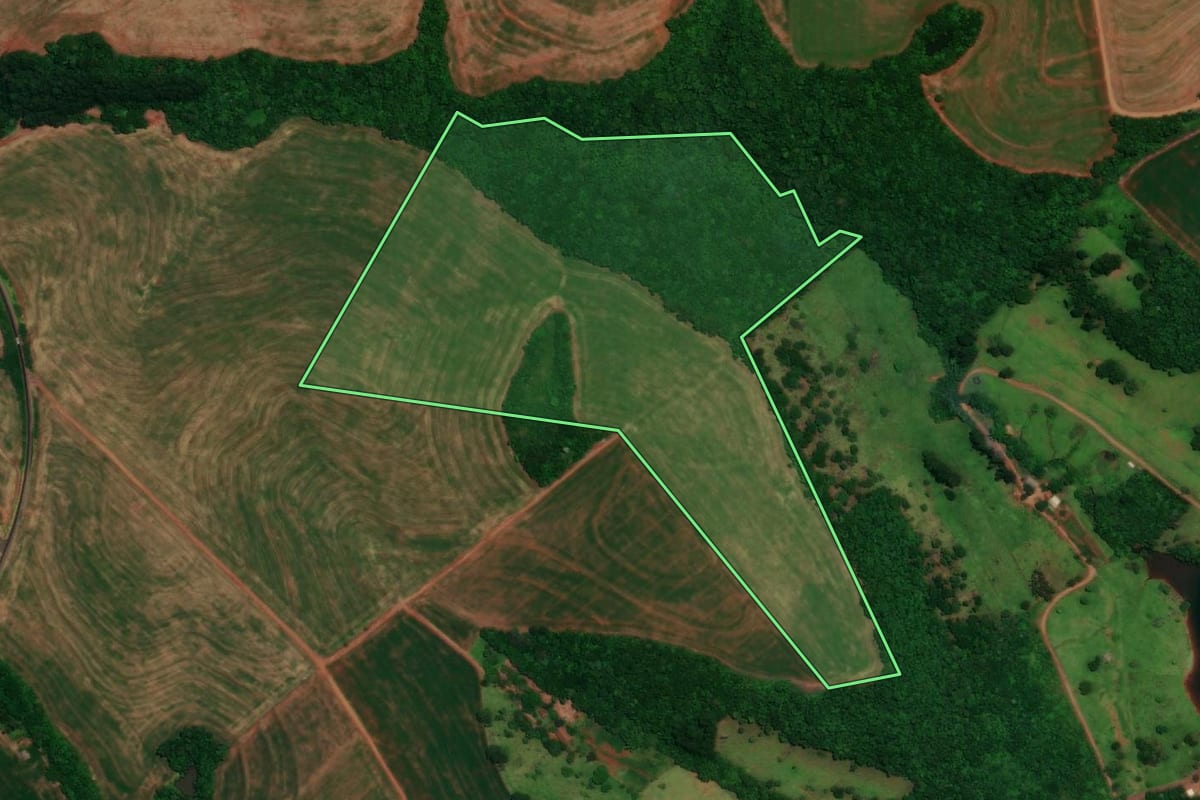 Imagem de satélite do imóvel rural em Boa Vista da Aparecida (PR), com o contorno declarado no CAR desenhado por cima.