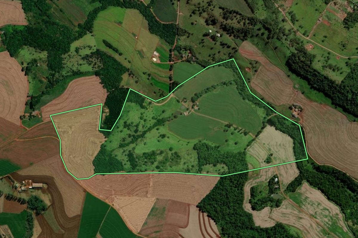Imagem de satélite do imóvel rural em Boa Vista da Aparecida (PR), com o contorno declarado no CAR desenhado por cima.