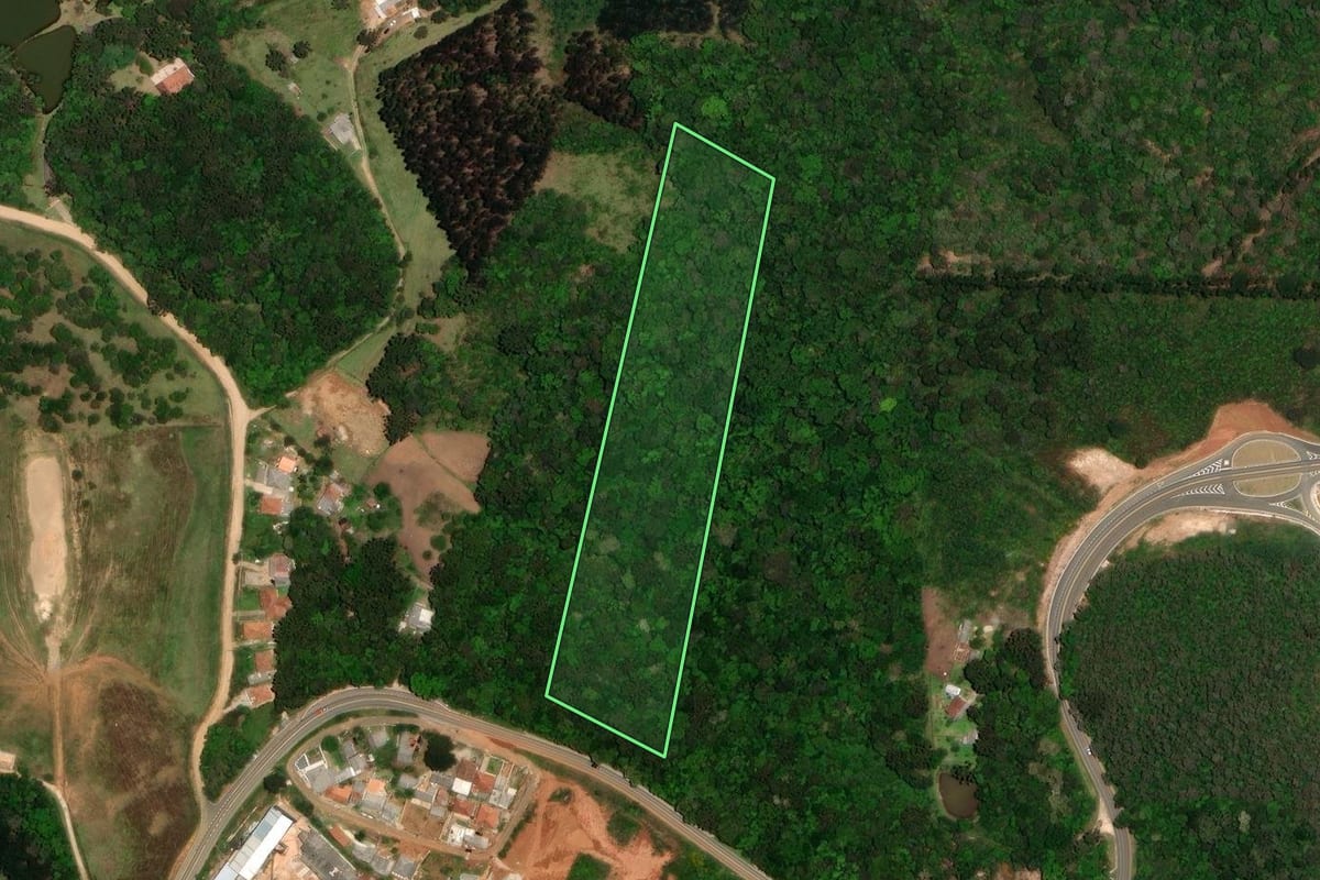 Imagem de satélite do imóvel rural em Bocaiúva do Sul (PR), com o contorno declarado no CAR desenhado por cima.
