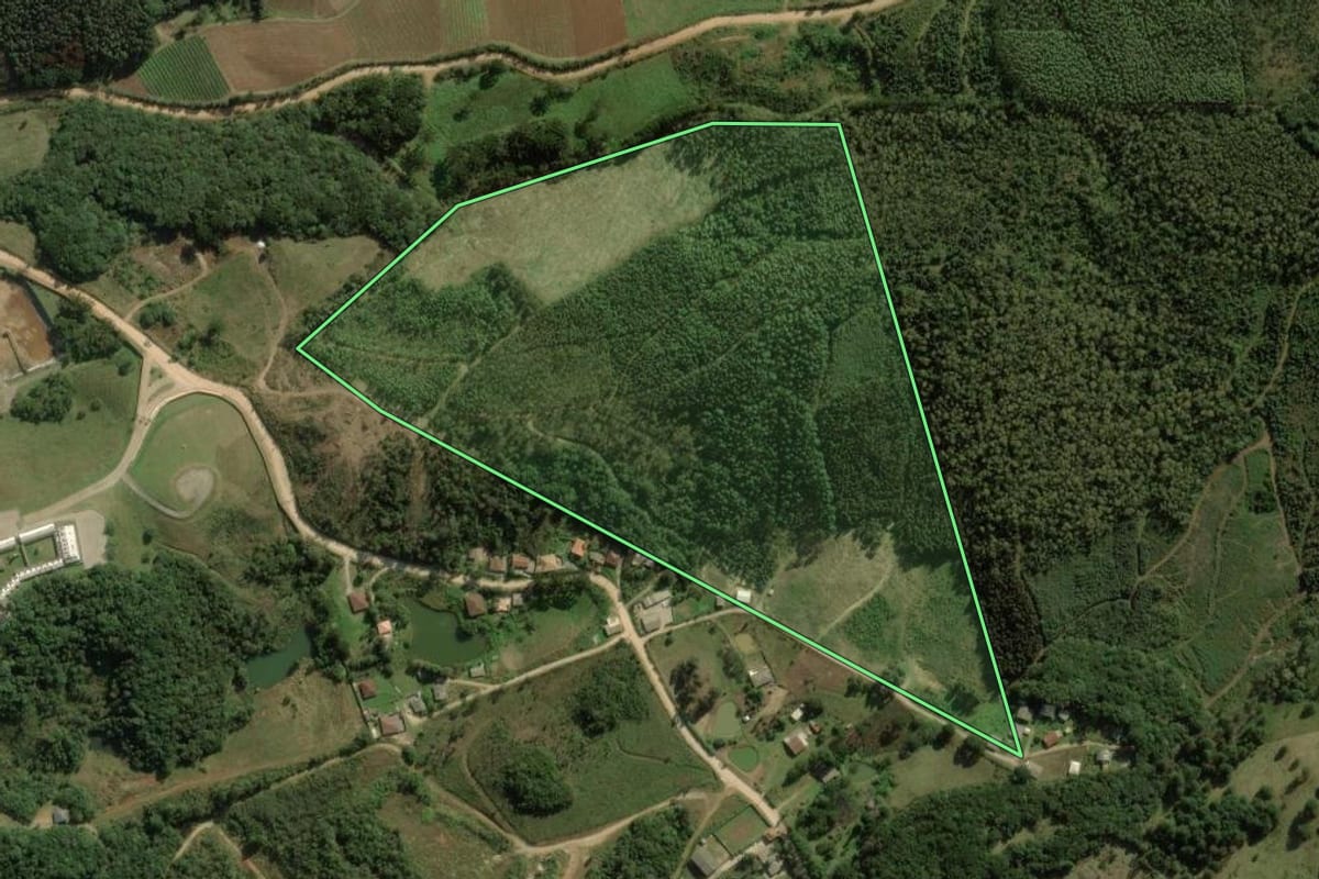 Imagem de satélite do imóvel rural em Bocaiúva do Sul (PR), com o contorno declarado no CAR desenhado por cima.
